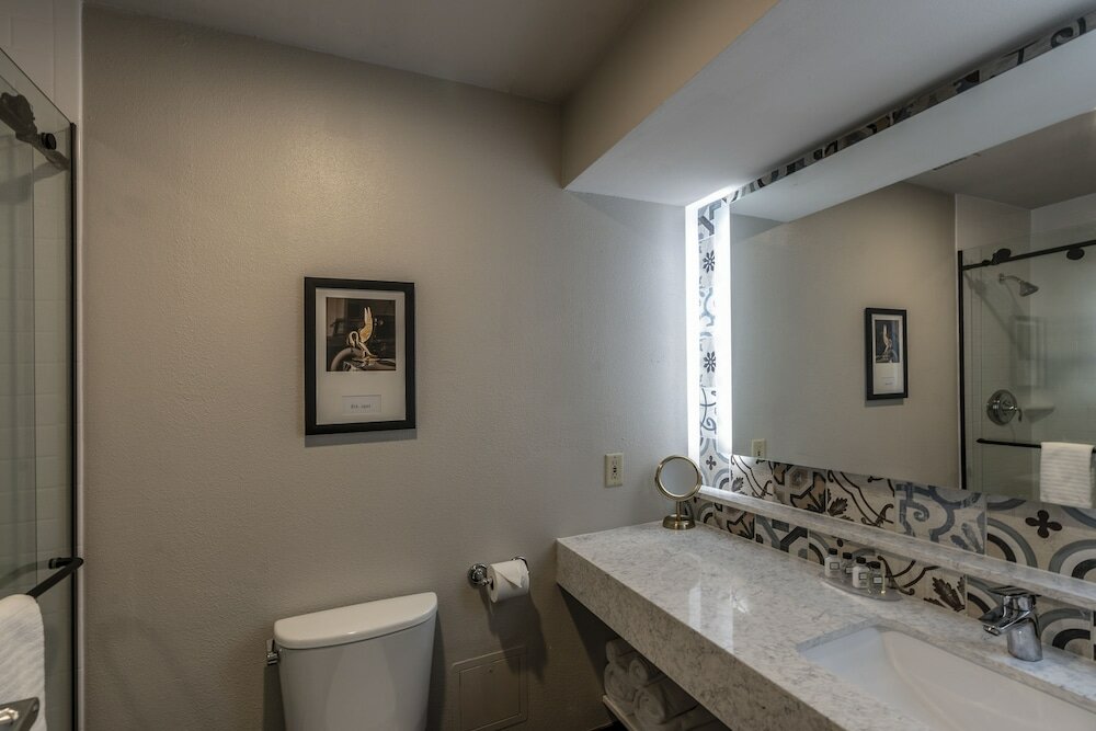 Фото St Charles Coach House, Ascend Hotel Collection