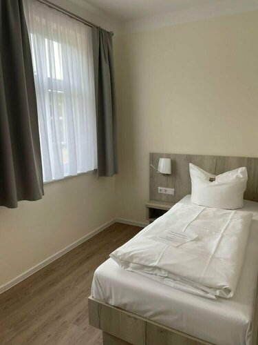 Гостиница Hotel Adler & x26; Eiscafe Aquila в Рудольштадте