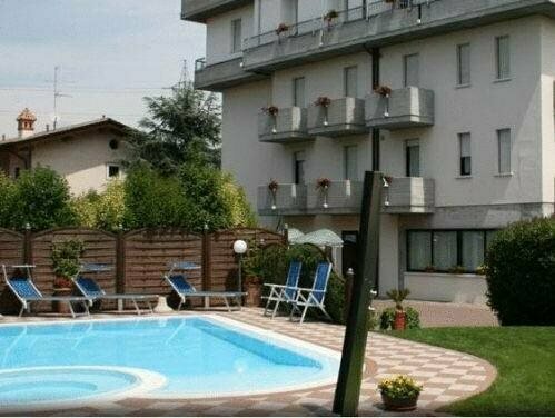 Гостиница Hotel Albergo Al Cacciatore в Дезенцано-дель-Гарда