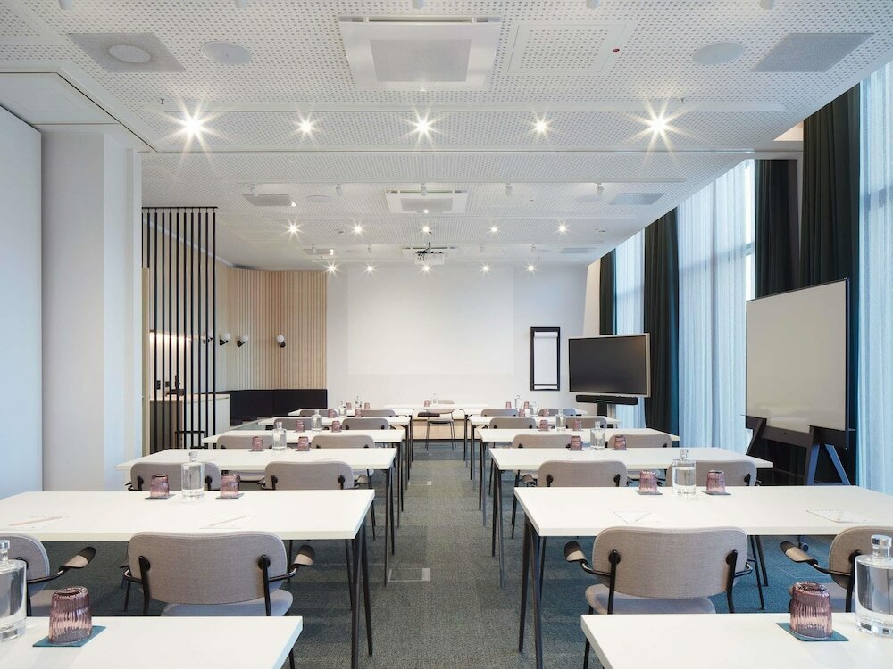 Фото Novotel Hamburg Central Station