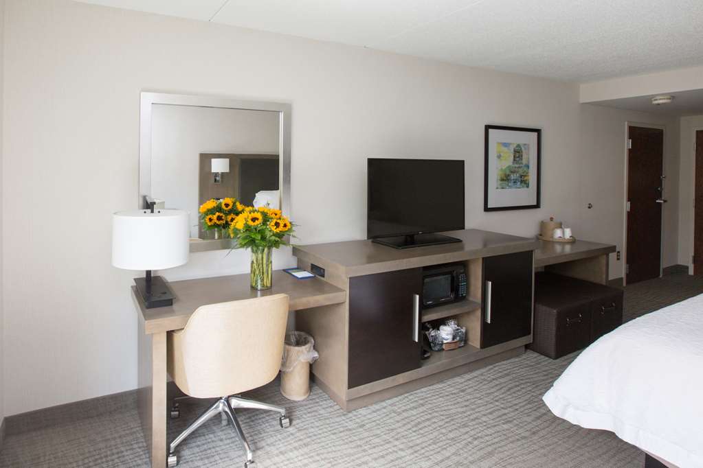Фото Hampton Inn Raynham Taunton