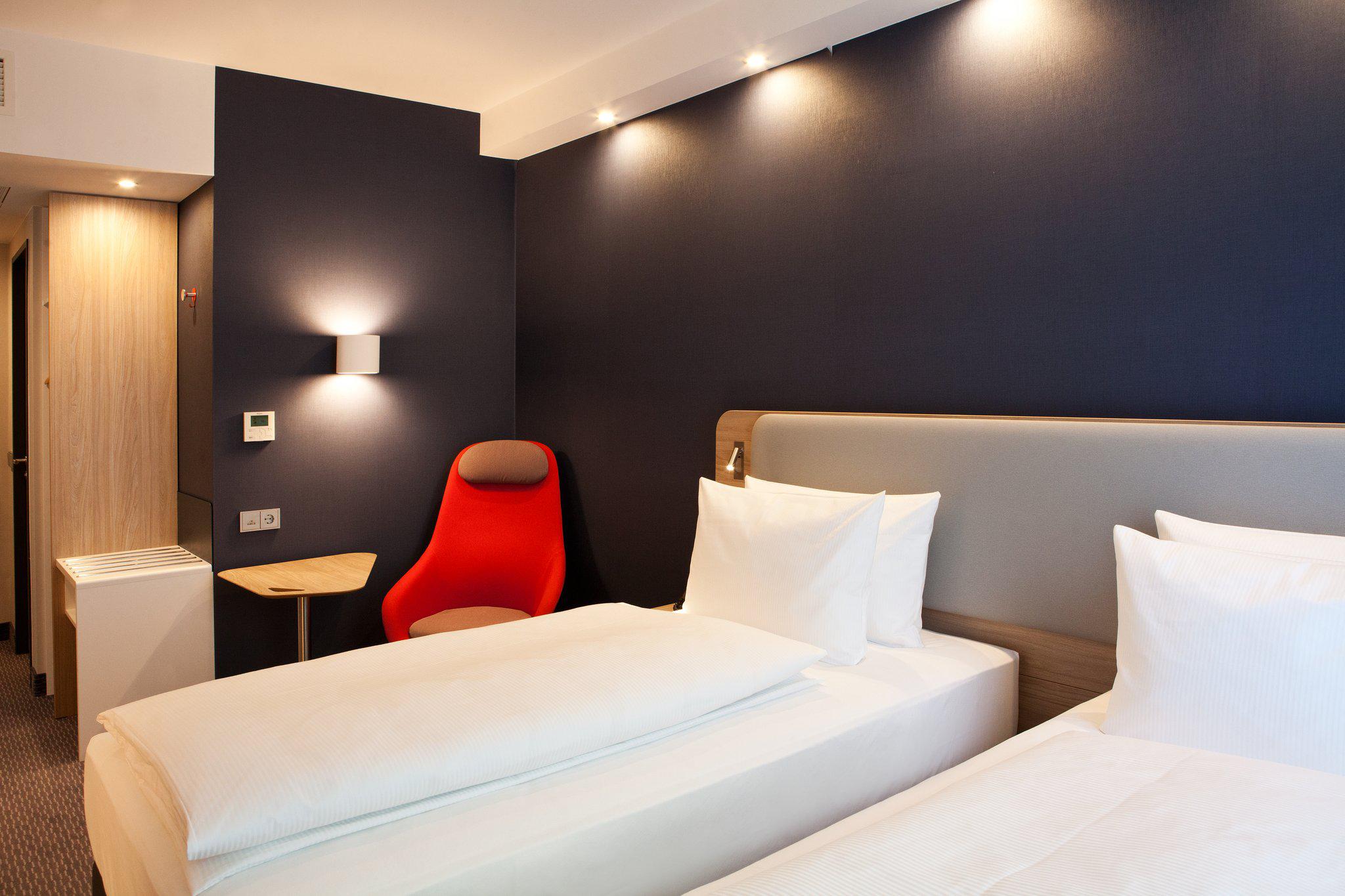 Фото Holiday Inn Express Duesseldorf Airport
