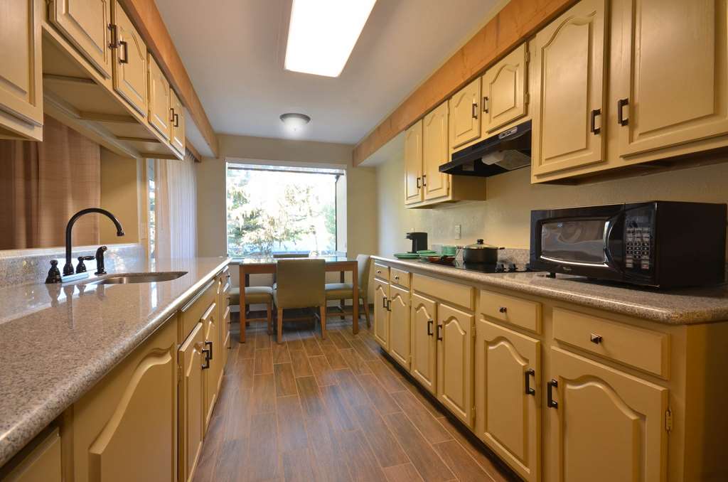 Фото Best Western The Inn & Suites Pacific Grove
