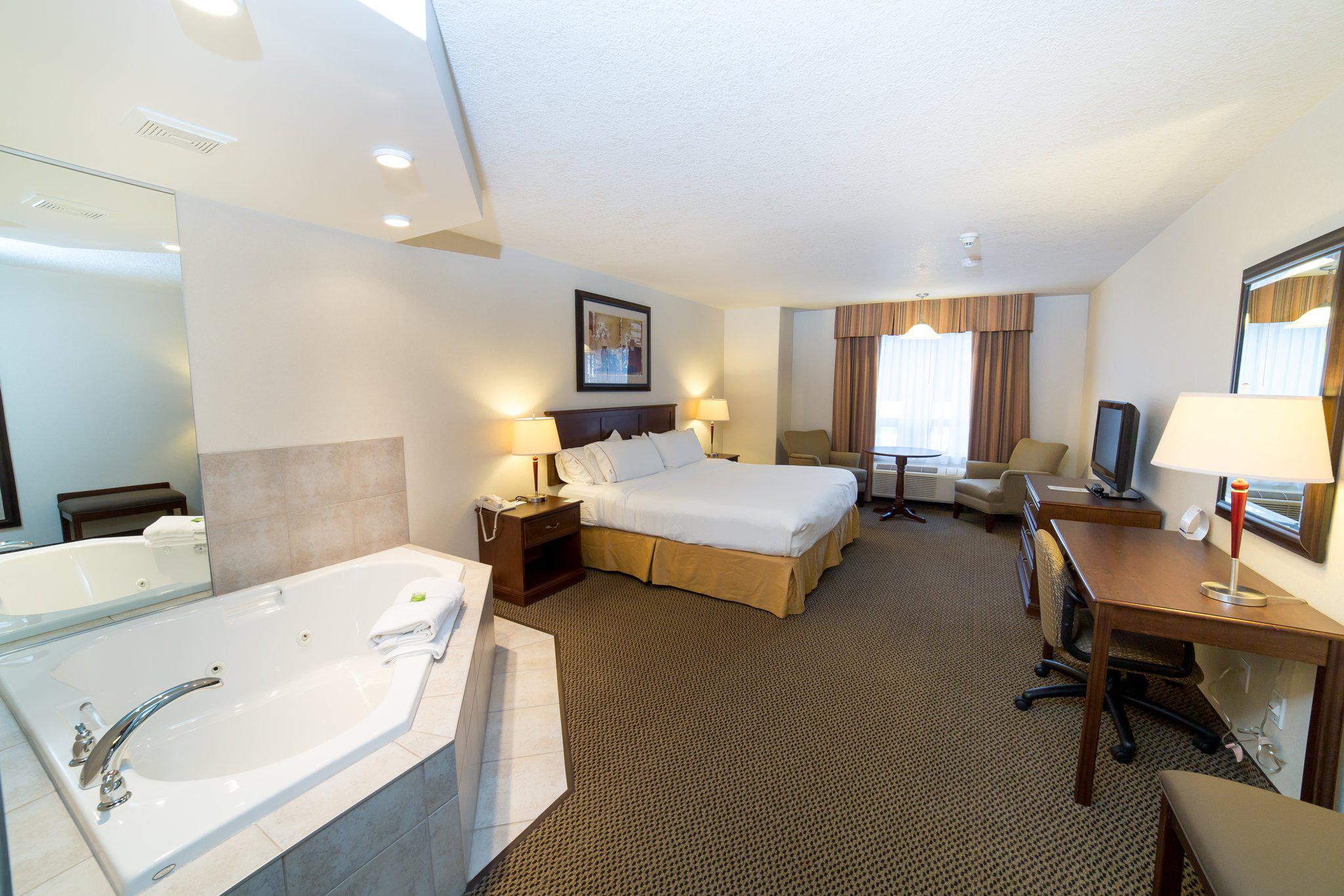 Фото Holiday Inn Express & Suites Drayton Valley