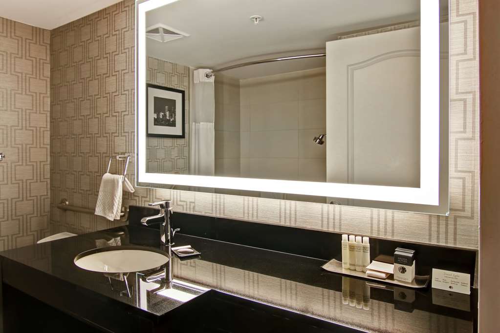 Фото DoubleTree by Hilton Hotel Toronto Downtown
