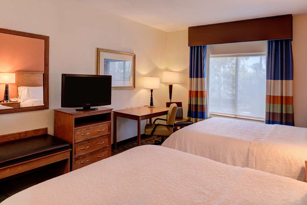 Фото Hampton Inn & Suites Ontario