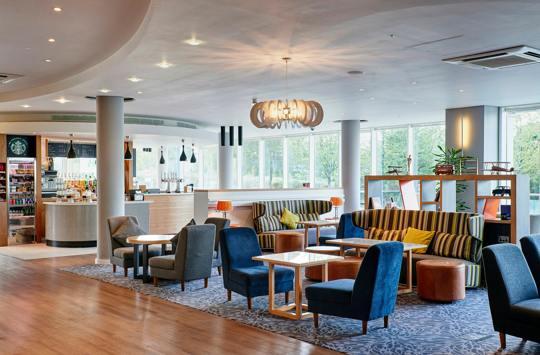 Фото Holiday Inn London - West, an Ihg Hotel