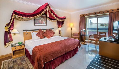 Гостиница Hotel Holiday International в Шардже