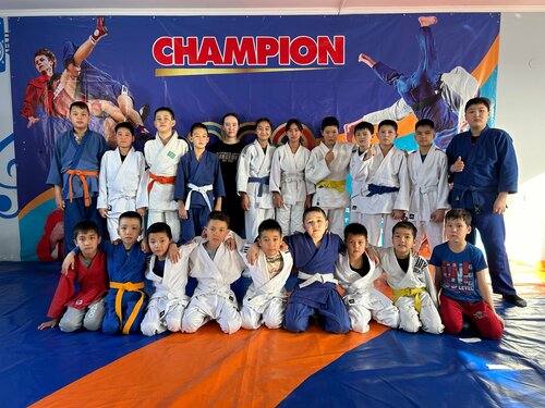 Үлкен әтештері бар жас студенттердің порносы