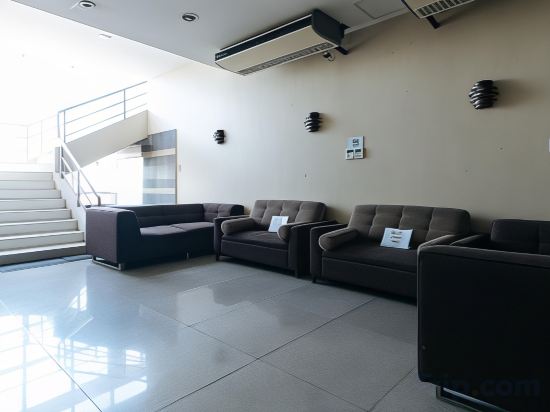 Фото RedDoorz Plus @ E Rodriguez Corner Banawe