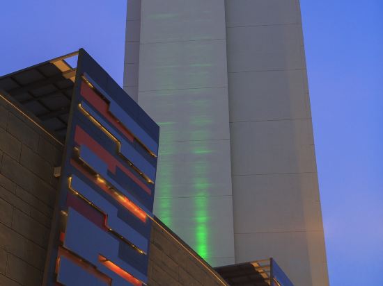 Фото Holiday Inn & Suites Makati, an Ihg Hotel