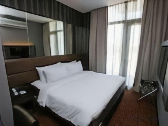 Фото Aqueen Hotel Paya Lebar