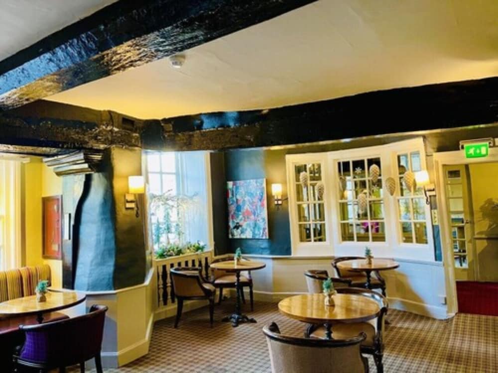 Фото Macdonald Bear Hotel