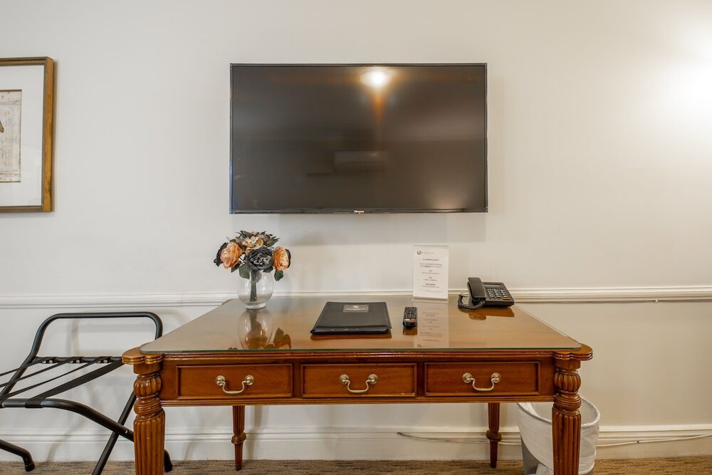 Фото Twin Towers Inn