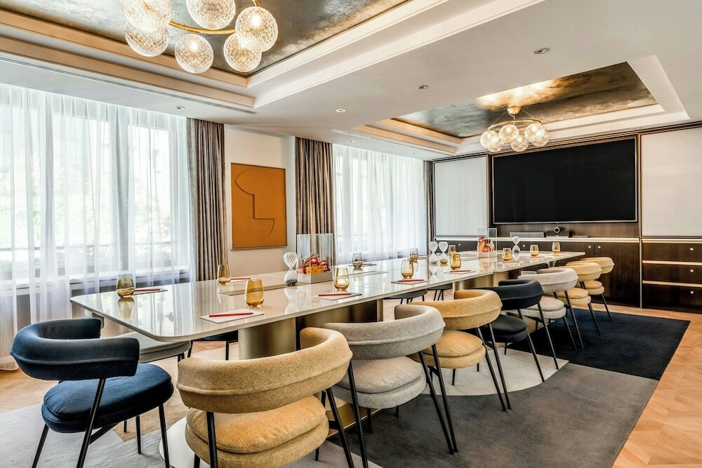 Фото Neues Schloss Privat Hotel Zurich, Autograph Collection