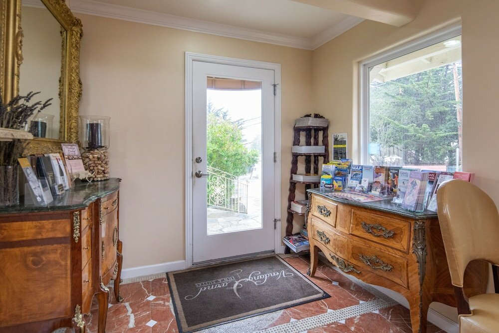 Фото Vendange Carmel Inn & Suites