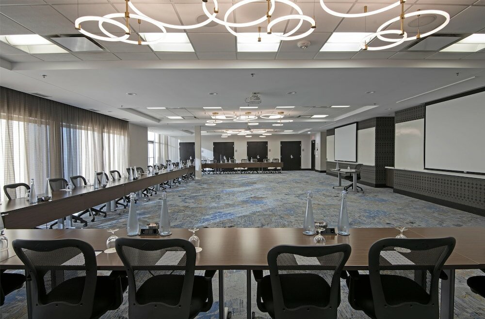 Фото DoubleTree by Hilton West Edmonton