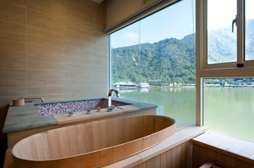 Фото Lakeside Resort Hotel