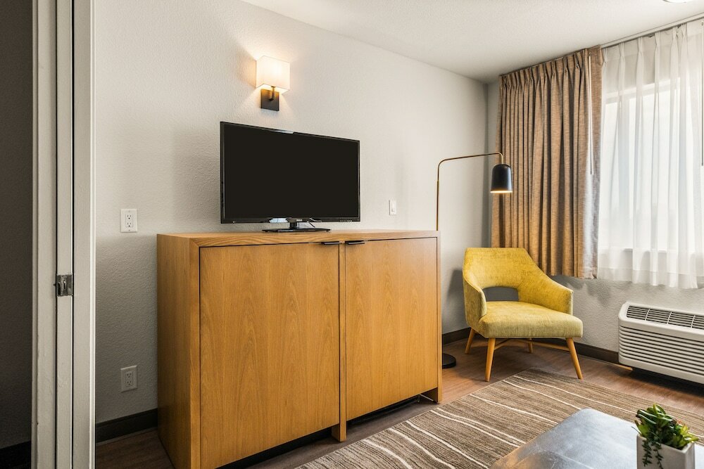 Фото Oxford Suites Redding