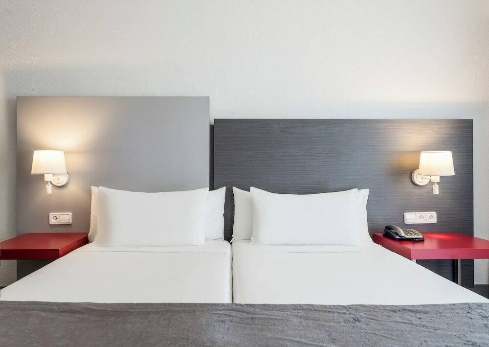 Фото Hotel Ilunion Romareda