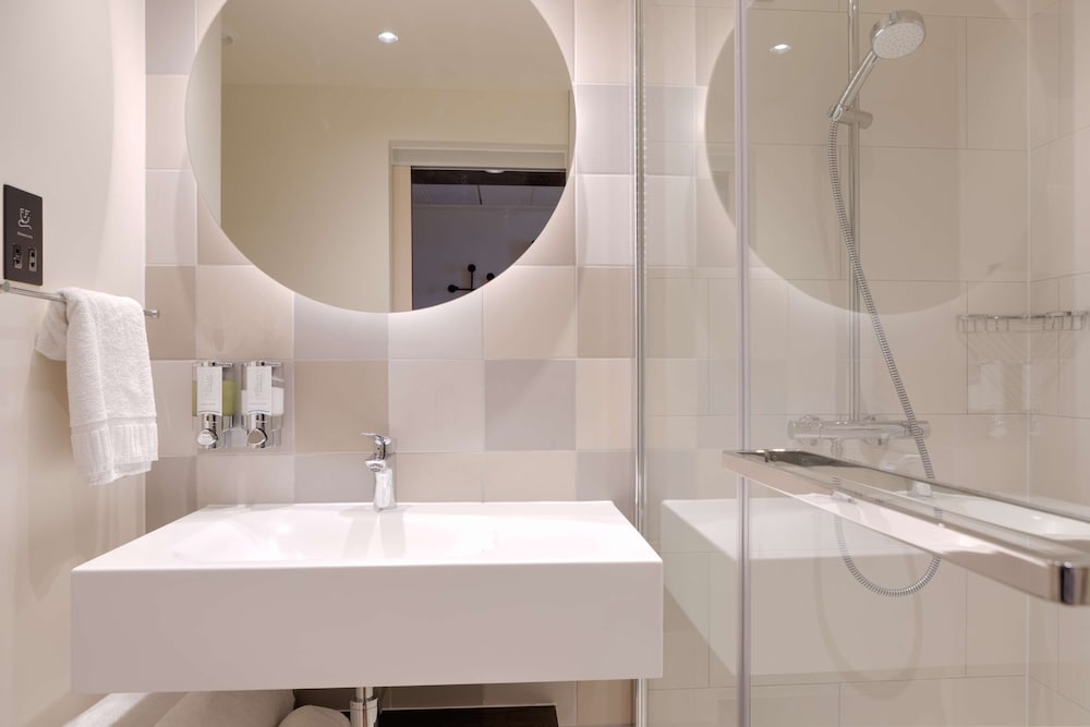 Фото Hampton by Hilton Ashford International