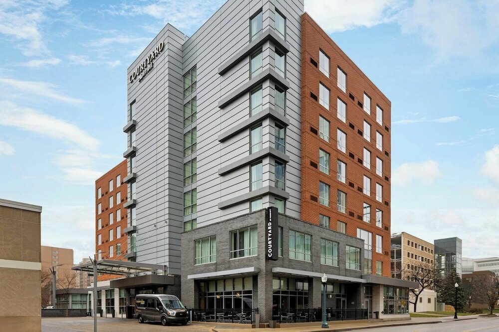 Фото Courtyard by Marriott Cleveland University Circle