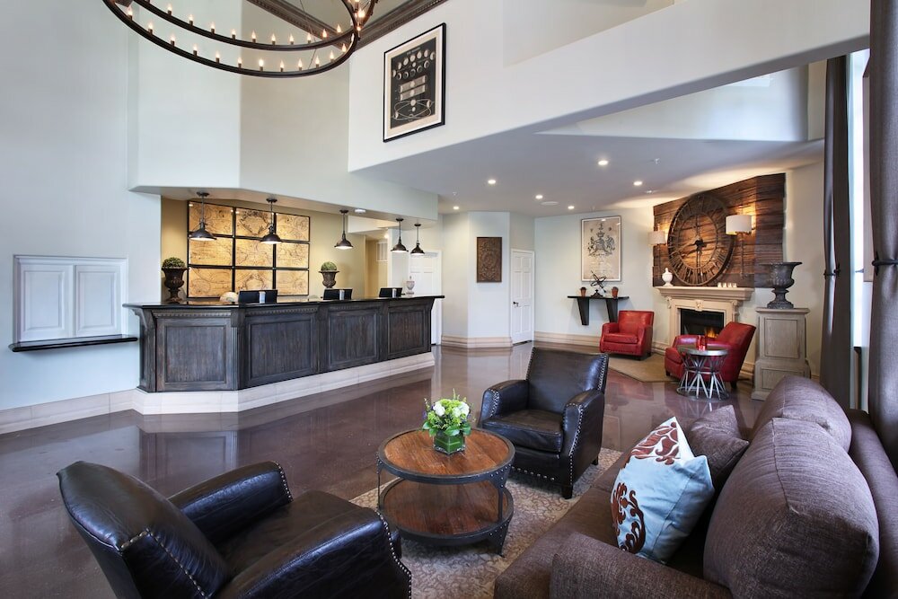 Фото Anaheim Camelot Inn & Suites