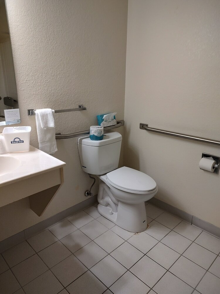 Фото Days Inn & Suites by Wyndham Fargo 19th Ave/Airport Dome