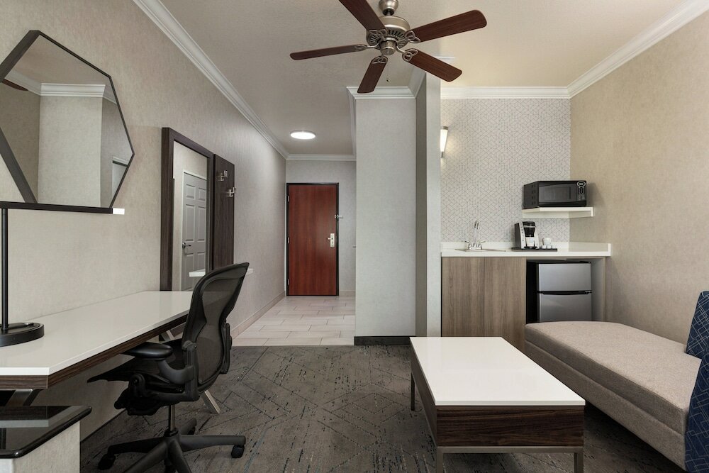 Фото Holiday Inn Express and Suites Bakersfield Central, an Ihg Hotel