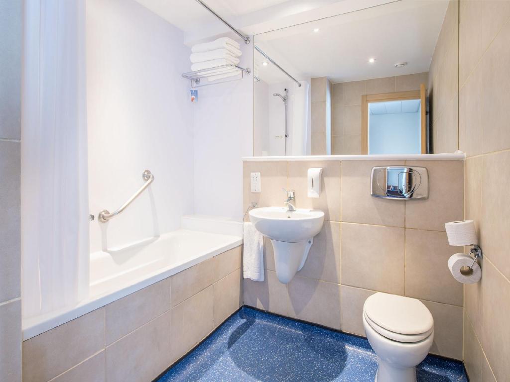 Фото Travelodge London Central Aldgate East