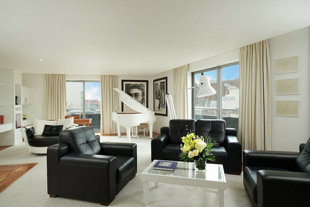 Фото Hard Days Night Hotel