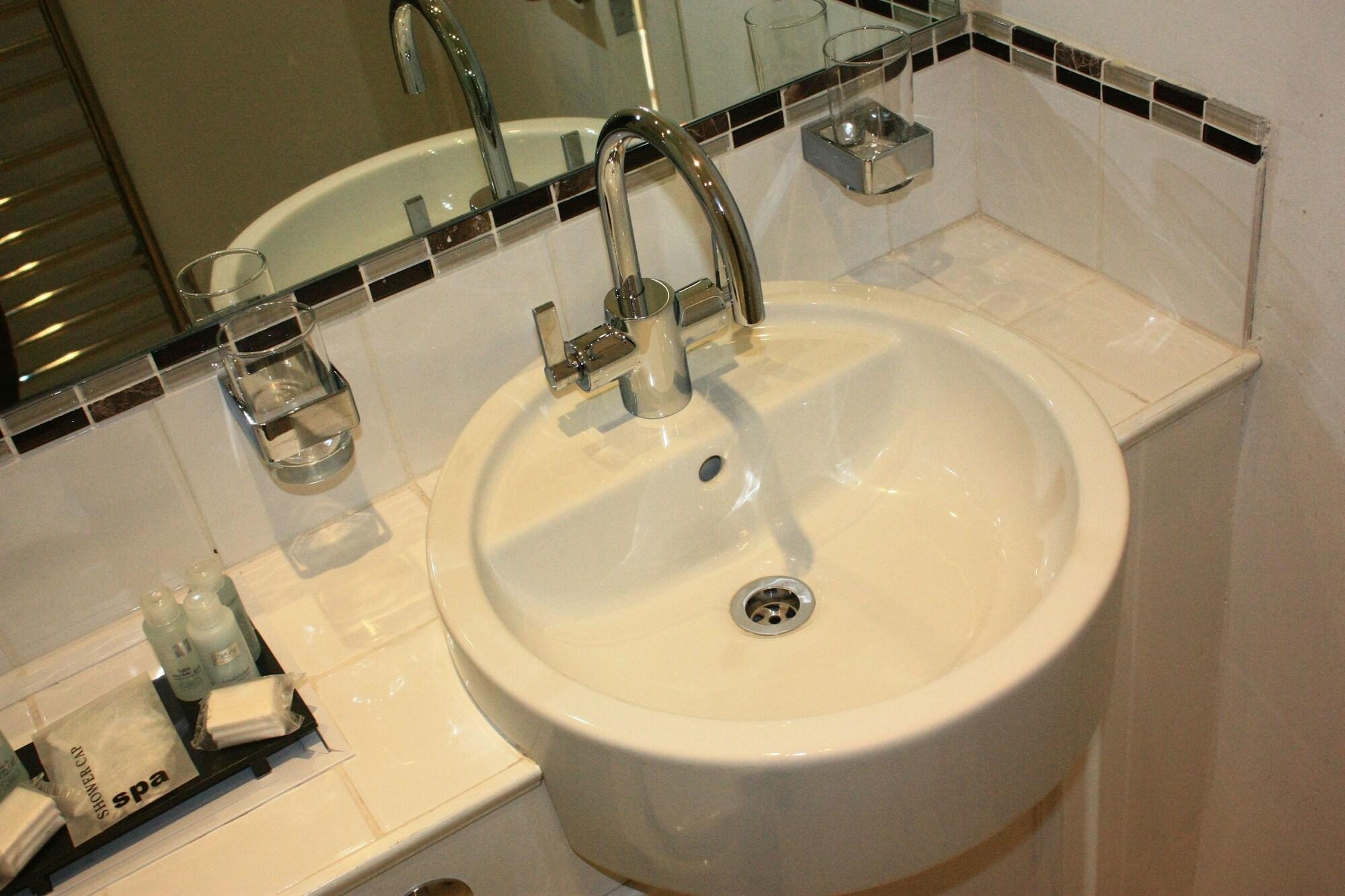 Фото Annandale Arms Hotel