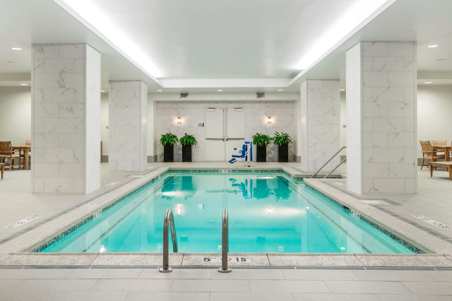 Фото Embassy Suites Louisville Downtown