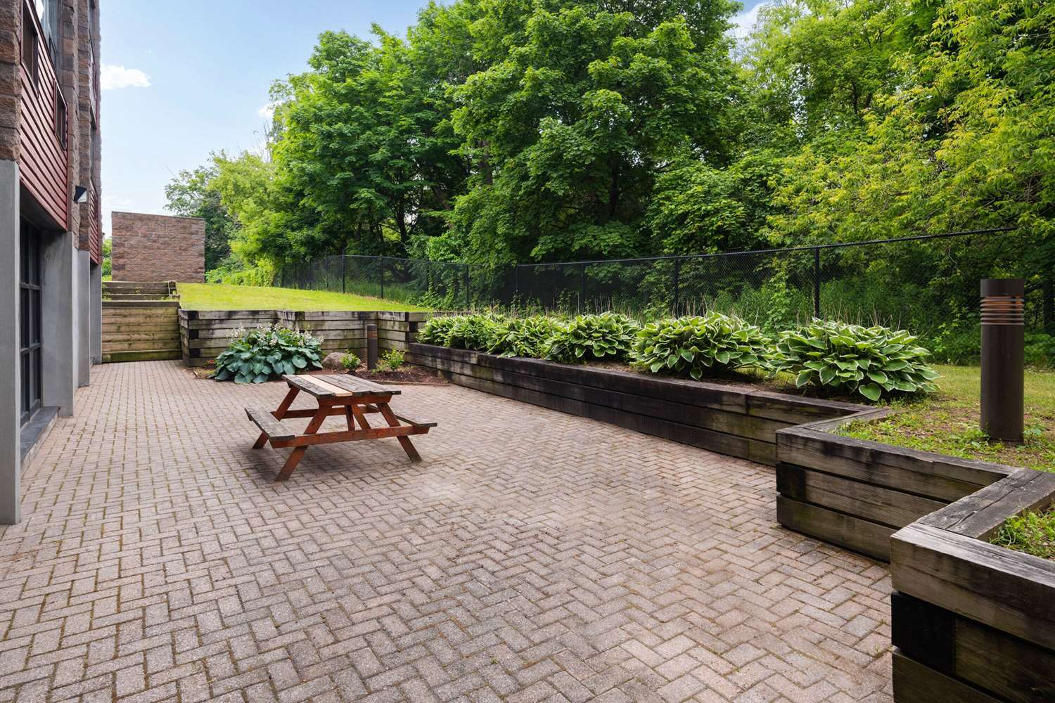 Фото Travelodge by Wyndham Barrie on Bayfield