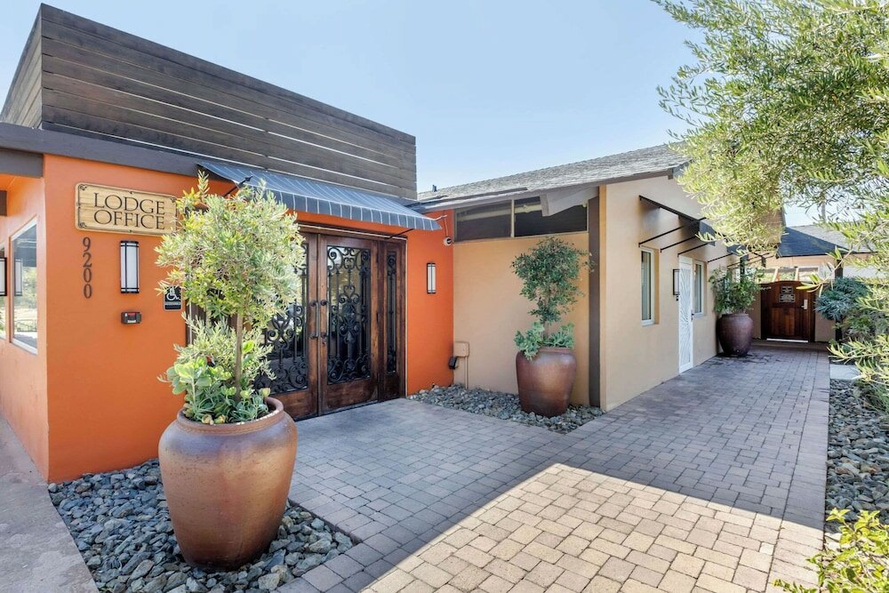 Фото Carlton Oaks Lodge, Ascend Hotel Collection