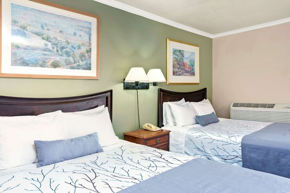 Фото Days Inn by Wyndham San Jose