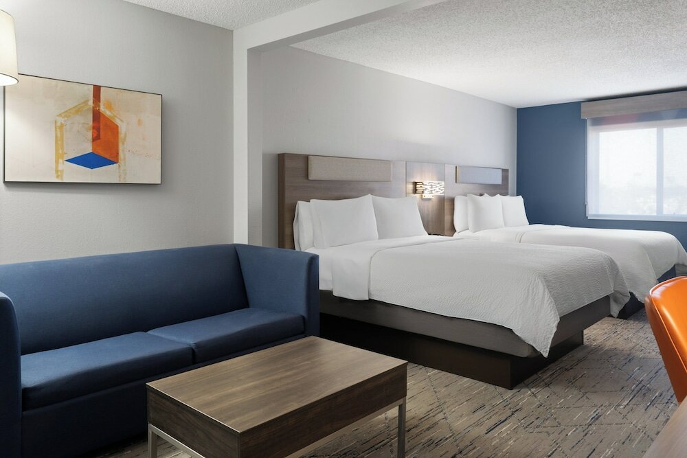 Фото Holiday Inn Express & Suites Midwest, an Ihg Hotel