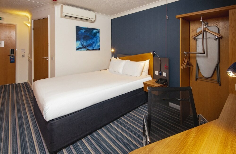 Фото Holiday Inn Express London Chingford