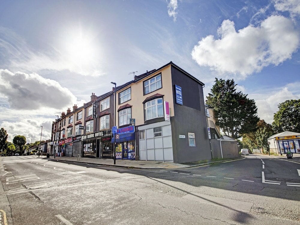 Фото Oyo Bostons Manor Hotel