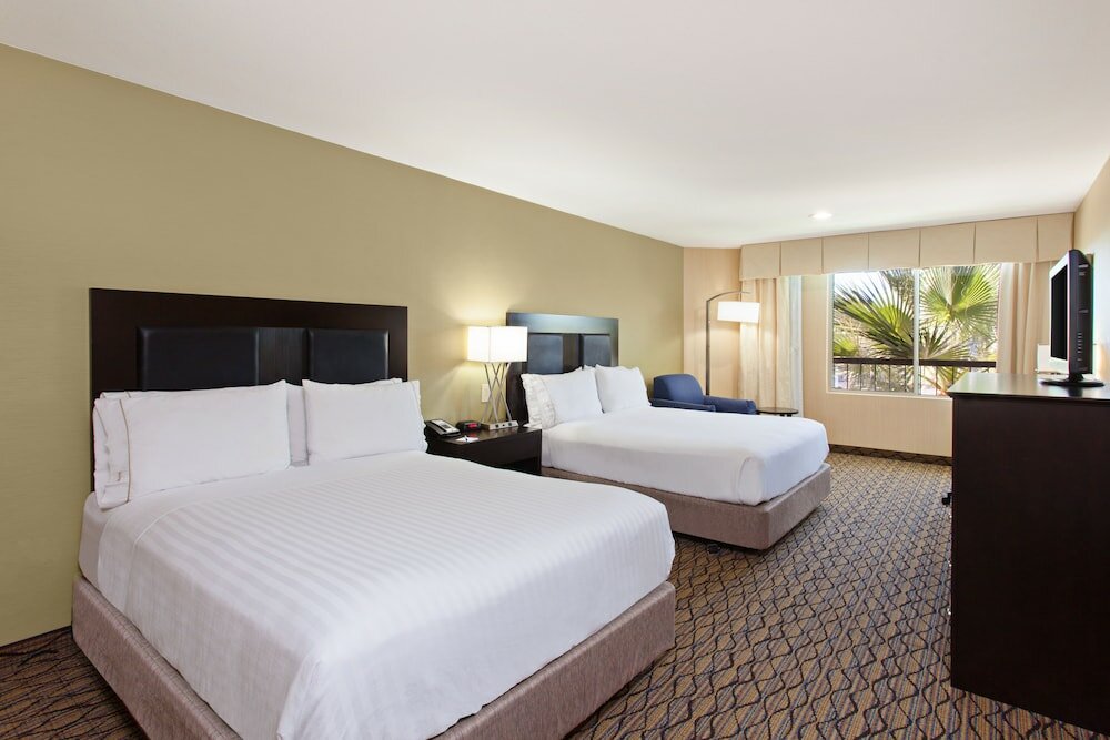 Фото Holiday Inn Express Newport Beach, an Ihg Hotel