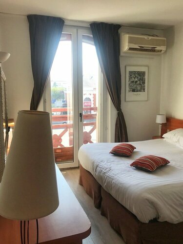 Внешний вид отеля Hotel Colbert в Сен-Жан-де-Люзе, фото 3