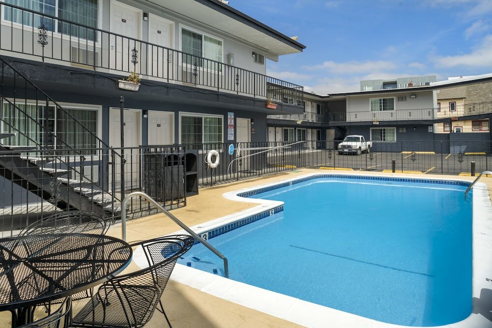Фото University Inn & Suites