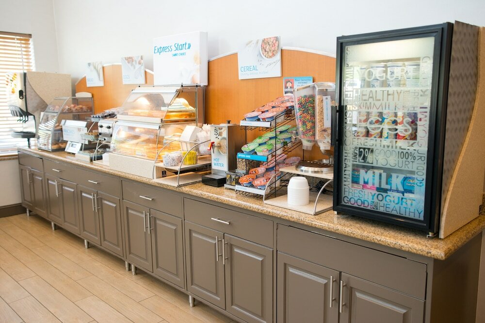 Фото Holiday Inn Express Hotel & Suites Chanhassen, an Ihg Hotel