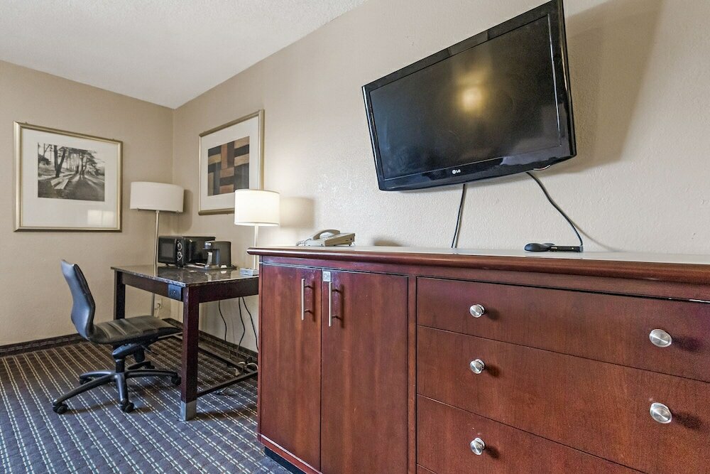 Фото Heritage Inn Express Hayward