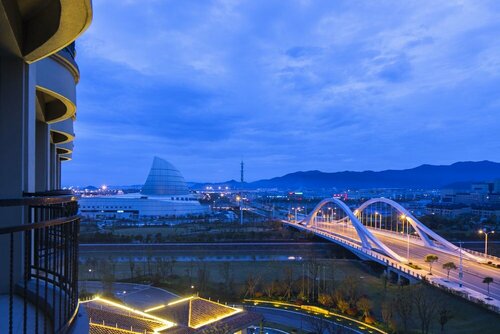 Внешний вид отеля Doubletree by Hilton Hotel Ningbo - Chunxiao в Нинбо, фото 2