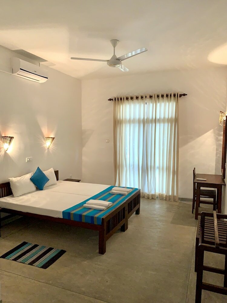 Фото Curry Bowl Restaurant & Turtles Rest