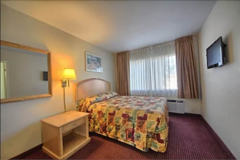 Фото Relax Inn And Suites