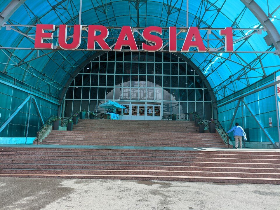 Догги стиліндегі ісінген кискасы бар семіз әйелдің жақыннан түсірілген суреті