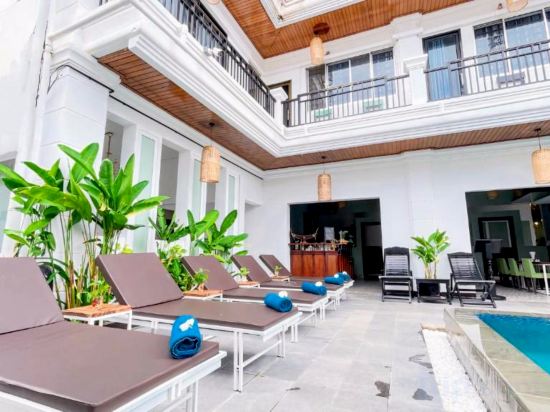 Фото The Center Point