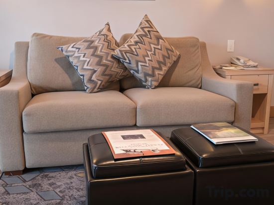 Фото Tunnel Mountain Resort